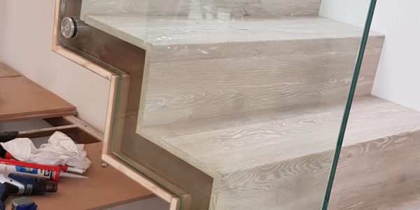 samonosné schodisko, realizácie, schody, schody na mieru, schodisko na mieru, samonosne schody, realizacia schodiska, sklenené zabradlie, kovové zábradlie, rekomplett, trnava, rekonštrukcia bytu