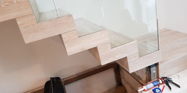 samonosné schodisko, realizácie, schody, schody na mieru, schodisko na mieru, samonosne schody, realizacia schodiska, sklenené zabradlie, kovové zábradlie, rekomplett, trnava, rekonštrukcia bytu