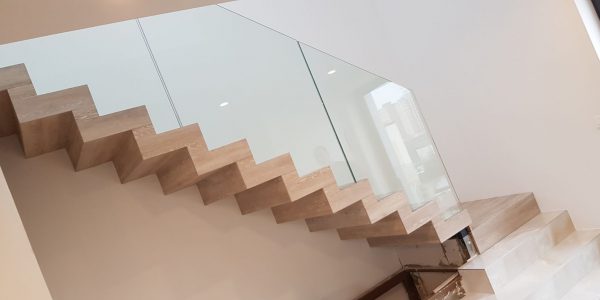 samonosné schodisko, realizácie, schody, schody na mieru, schodisko na mieru, samonosne schody, realizacia schodiska, sklenené zabradlie, kovové zábradlie, rekomplett, trnava, rekonštrukcia bytu