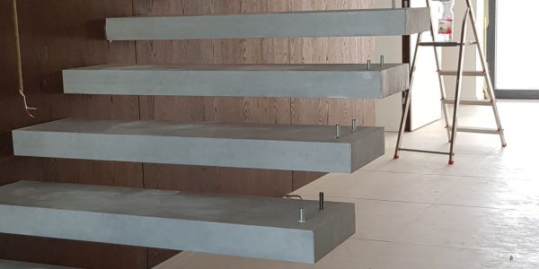 samonosné schodisko, realizácie, schody, schody na mieru, schodisko na mieru, samonosne schody, realizacia schodiska, sklenené zabradlie, kovové zábradlie, rekomplett, trnava, rekonštrukcia bytu