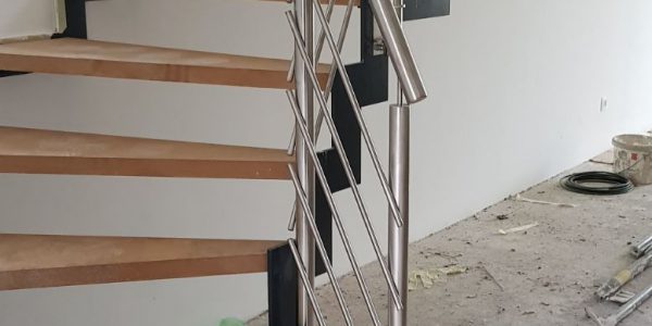 samonosné schodisko, realizácie, schody, schody na mieru, schodisko na mieru, samonosne schody, realizacia schodiska, sklenené zabradlie, kovové zábradlie, rekomplett, trnava, rekonštrukcia bytu