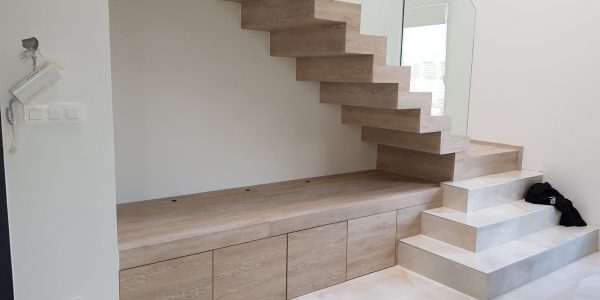 samonosné schodisko, realizácie, schody, schody na mieru, schodisko na mieru, samonosne schody, realizacia schodiska, sklenené zabradlie, kovové zábradlie, rekomplett, trnava, rekonštrukcia bytu