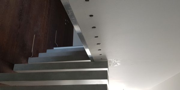 samonosné schodisko, realizácie, schody, schody na mieru, schodisko na mieru, samonosne schody, realizacia schodiska, sklenené zabradlie, kovové zábradlie, rekomplett, trnava, rekonštrukcia bytu