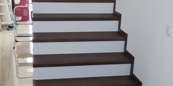 samonosné schodisko, realizácie, schody, schody na mieru, schodisko na mieru, samonosne schody, realizacia schodiska, sklenené zabradlie, kovové zábradlie, rekomplett, trnava, rekonštrukcia bytu