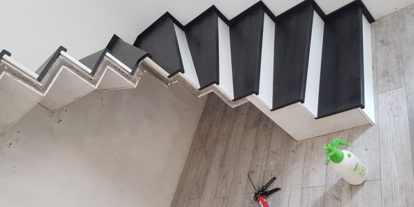 samonosné schodisko, realizácie, schody, schody na mieru, schodisko na mieru, samonosne schody, realizacia schodiska, sklenené zabradlie, kovové zábradlie, rekomplett, trnava, rekonštrukcia bytu