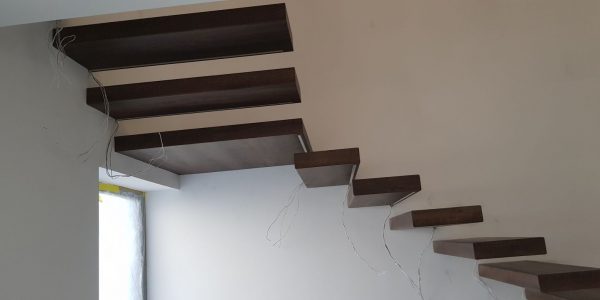 samonosné schodisko, realizácie, schody, schody na mieru, schodisko na mieru, samonosne schody, realizacia schodiska, sklenené zabradlie, kovové zábradlie, rekomplett, trnava, rekonštrukcia bytu