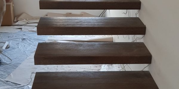 samonosné schodisko, realizácie, schody, schody na mieru, schodisko na mieru, samonosne schody, realizacia schodiska, sklenené zabradlie, kovové zábradlie, rekomplett, trnava, rekonštrukcia bytu