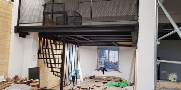 schodisko, realizácie, schody, schody na mieru, schodisko na mieru, samonosne schody, realizacia schodiska, sklenené zabradlie, kovové zábradlie, rekomplett, trnava, rekonštrukcia bytu