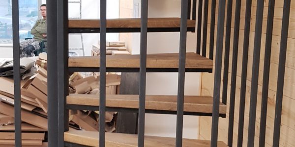 samonosné schodisko, realizácie, schody, schody na mieru, schodisko na mieru, samonosne schody, realizacia schodiska, sklenené zabradlie, kovové zábradlie, rekomplett, trnava, rekonštrukcia bytu