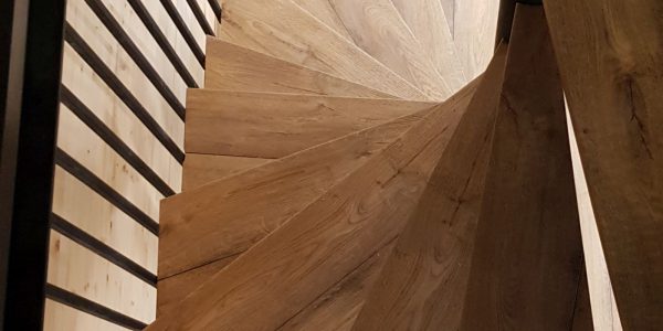 samonosné schodisko, realizácie, schody, schody na mieru, schodisko na mieru, samonosne schody, realizacia schodiska, sklenené zabradlie, kovové zábradlie, rekomplett, trnava, rekonštrukcia bytu