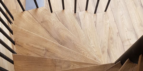 samonosné schodisko, realizácie, schody, schody na mieru, schodisko na mieru, samonosne schody, realizacia schodiska, sklenené zabradlie, kovové zábradlie, rekomplett, trnava, rekonštrukcia bytu