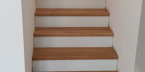 schodisko, realizácie, schody, schody na mieru, schodisko na mieru, samonosne schody, realizacia schodiska, sklenené zabradlie, kovové zábradlie, rekomplett, trnava, rekonštrukcia bytu