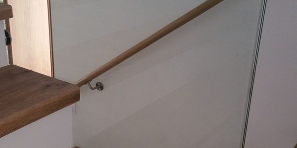 schodisko, realizácie, schody, schody na mieru, schodisko na mieru, samonosne schody, realizacia schodiska, sklenené zabradlie, kovové zábradlie, rekomplett, trnava, rekonštrukcia bytu