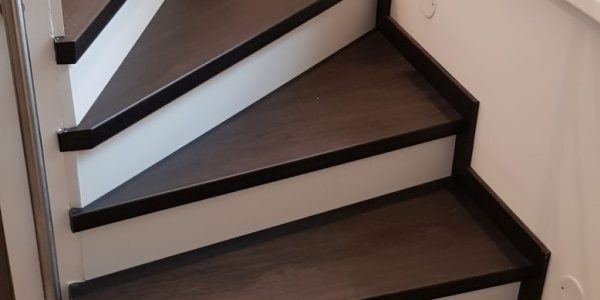 schodisko, realizácie, schody, schody na mieru, schodisko na mieru, samonosne schody, realizacia schodiska, sklenené zabradlie, kovové zábradlie, rekomplett, trnava, rekonštrukcia bytu