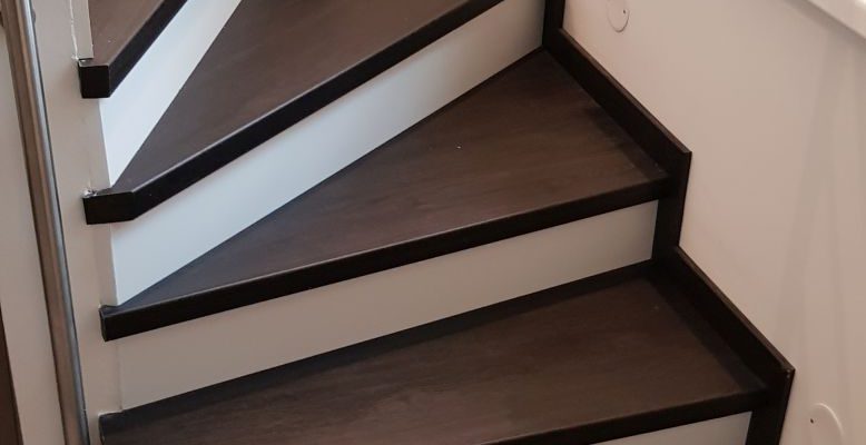 schodisko, realizácie, schody, schody na mieru, schodisko na mieru, samonosne schody, realizacia schodiska, sklenené zabradlie, kovové zábradlie, rekomplett, trnava, rekonštrukcia bytu