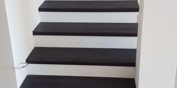 schodisko, realizácie, schody, schody na mieru, schodisko na mieru, samonosne schody, realizacia schodiska, sklenené zabradlie, kovové zábradlie, rekomplett, trnava, rekonštrukcia bytu