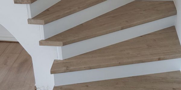 schodisko, realizácie, schody, schody na mieru, schodisko na mieru, samonosne schody, realizacia schodiska, sklenené zabradlie, kovové zábradlie, rekomplett, trnava, rekonštrukcia bytu