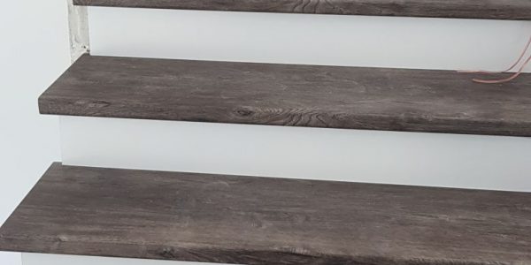 schodisko, realizácie, schody, schody na mieru, schodisko na mieru, samonosne schody, realizacia schodiska, sklenené zabradlie, kovové zábradlie, rekomplett, trnava, rekonštrukcia bytu