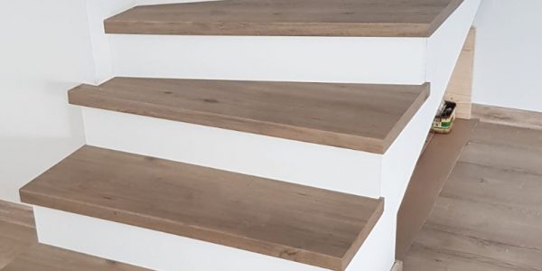 schodisko, realizácie, schody, schody na mieru, schodisko na mieru, samonosne schody, realizacia schodiska, sklenené zabradlie, kovové zábradlie, rekomplett, trnava, rekonštrukcia bytu