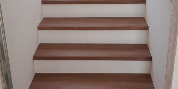 schodisko, realizácie, schody, schody na mieru, schodisko na mieru, samonosne schody, realizacia schodiska, sklenené zabradlie, kovové zábradlie, rekomplett, trnava, rekonštrukcia bytu