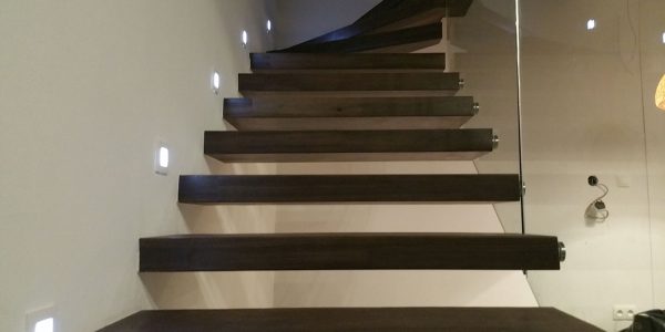 samonosné schodisko, realizácie, rekomplett, trnava, osvetlene schody