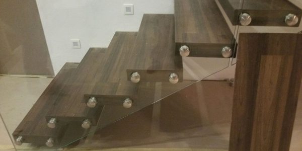 samonosné schodisko, realizácie, rekomplett, trnava, osvetlene schody