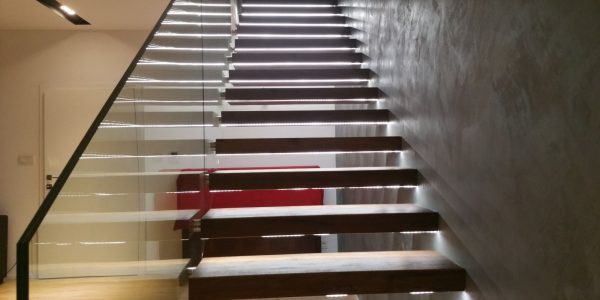 samonosné schodisko, realizácie, rekomplett, trnava, osvetlene schody