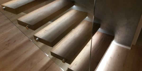 samonosné schodisko, realizácie, rekomplett, trnava, osvetlene schody