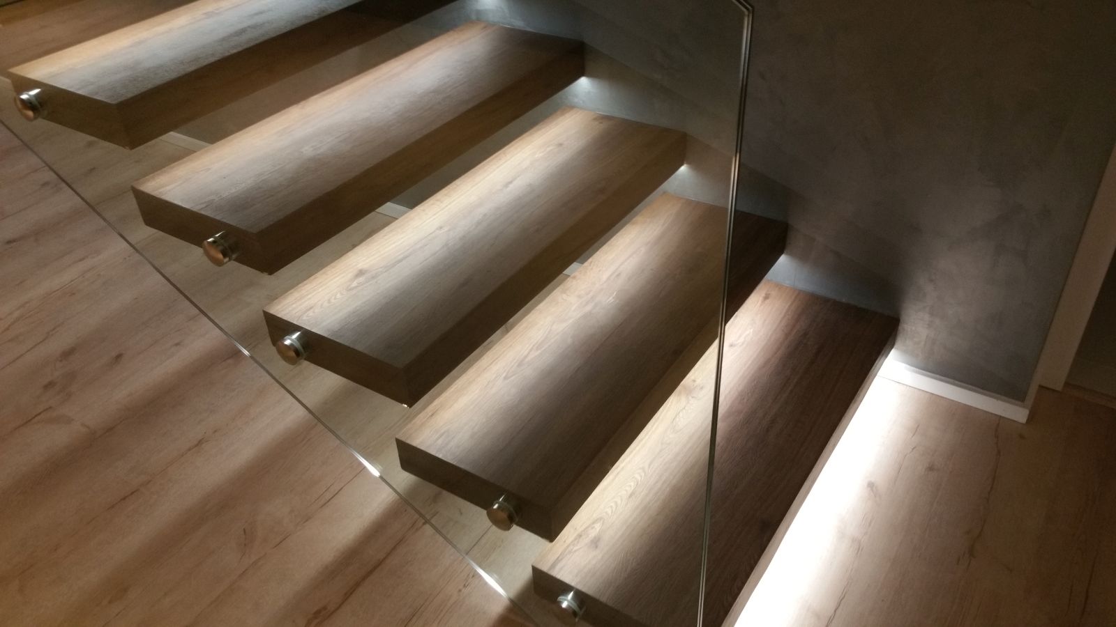 SAMONOSN SCHODISKO S LED OSVETLEN M REKOMPLETT Schody Na Mieru S samonosn-schodisko-s-led-osvetlen-m-rekomplett-schody-na-mieru-s