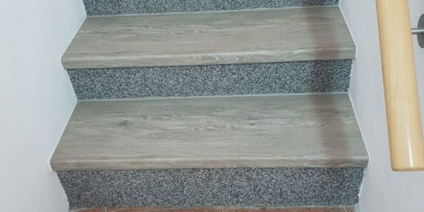 schody, schody na mieru, schodisko na mieru, samonosne schody, realizacia schodiska, sklenené zabradlie, kovové zábradlie, rekomplett, trnava, rekonštrukcia bytu