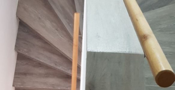 schody, schody na mieru, schodisko na mieru, samonosne schody, realizacia schodiska, sklenené zabradlie, kovové zábradlie, rekomplett, trnava, rekonštrukcia bytu