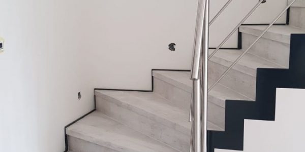 schody, schody na mieru, schodisko na mieru, samonosne schody, realizacia schodiska, sklenené zabradlie, kovové zábradlie, rekomplett, trnava, rekonštrukcia bytu