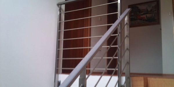 schody, schody na mieru, schodisko na mieru, samonosne schody, realizacia schodiska, sklenené zabradlie, kovové zábradlie, rekomplett, trnava, rekonštrukcia bytu