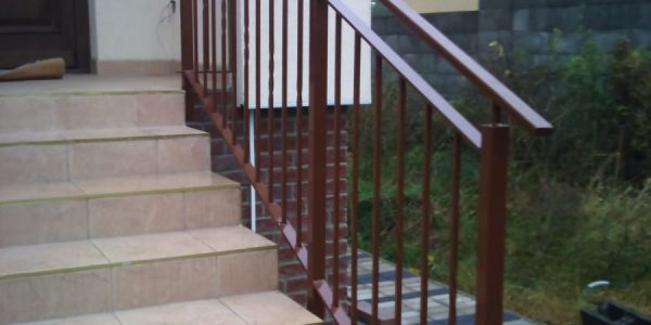 schody, schody na mieru, schodisko na mieru, samonosne schody, realizacia schodiska, sklenené zabradlie, kovové zábradlie, rekomplett, trnava, rekonštrukcia bytu