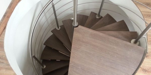 schody, schody na mieru, schodisko na mieru, samonosne schody, realizacia schodiska, sklenené zabradlie, kovové zábradlie, rekomplett, trnava, rekonštrukcia bytu