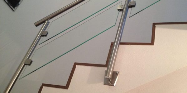 schody, schody na mieru, schodisko na mieru, samonosne schody, realizacia schodiska, sklenené zabradlie, kovové zábradlie, rekomplett, trnava, rekonštrukcia bytu