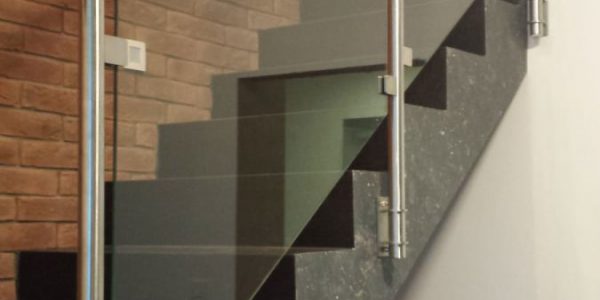 schody, schody na mieru, schodisko na mieru, samonosne schody, realizacia schodiska, sklenené zabradlie, kovové zábradlie, rekomplett, trnava, rekonštrukcia bytu