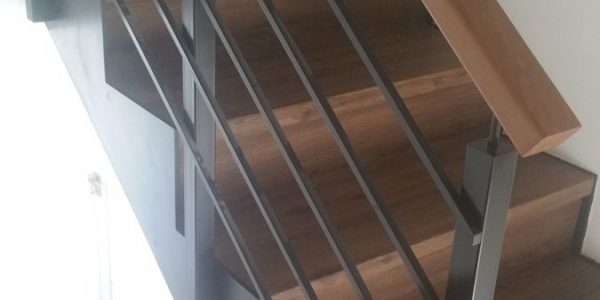 schody, schody na mieru, schodisko na mieru, samonosne schody, realizacia schodiska, sklenené zabradlie, kovové zábradlie, rekomplett, trnava, rekonštrukcia bytu