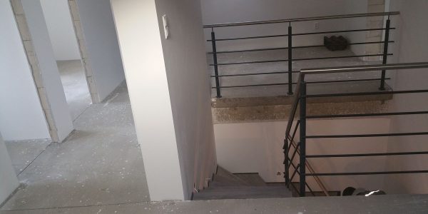 schody, schody na mieru, schodisko na mieru, samonosne schody, realizacia schodiska, sklenené zabradlie, kovové zábradlie, rekomplett, trnava, rekonštrukcia bytu