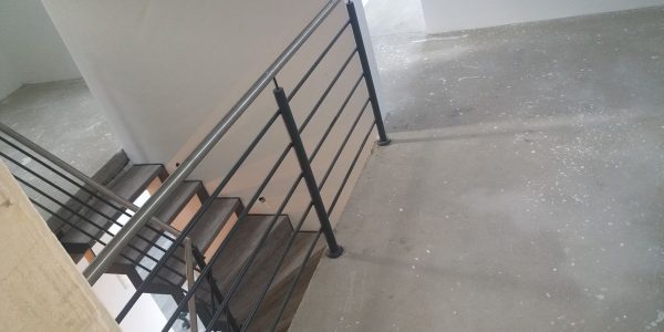 schody, schody na mieru, schodisko na mieru, samonosne schody, realizacia schodiska, sklenené zabradlie, kovové zábradlie, rekomplett, trnava, rekonštrukcia bytu