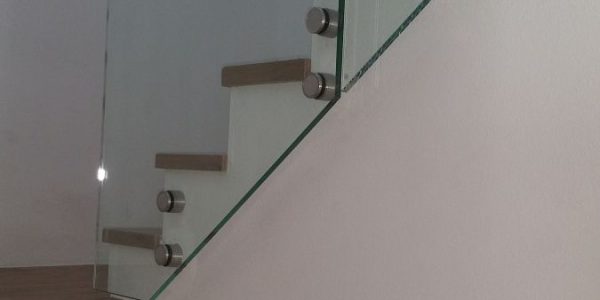 schody, schody na mieru, schodisko na mieru, samonosne schody, realizacia schodiska, sklenené zabradlie, kovové zábradlie, rekomplett, trnava, rekonštrukcia bytu