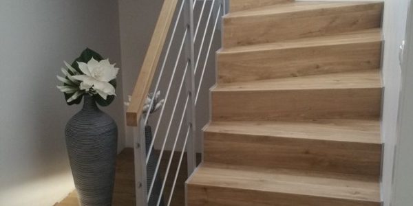 schody, schody na mieru, schodisko na mieru, samonosne schody, realizacia schodiska, sklenené zabradlie, kovové zábradlie, rekomplett, trnava, rekonštrukcia bytu