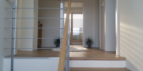 schody, schody na mieru, schodisko na mieru, samonosne schody, realizacia schodiska, sklenené zabradlie, kovové zábradlie, rekomplett, trnava, rekonštrukcia bytu
