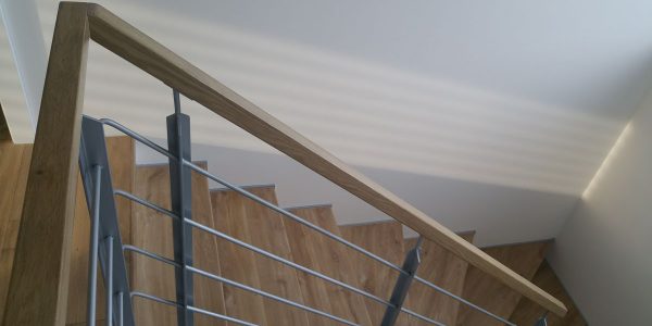 schody, schody na mieru, schodisko na mieru, samonosne schody, realizacia schodiska, sklenené zabradlie, kovové zábradlie, rekomplett, trnava, rekonštrukcia bytu