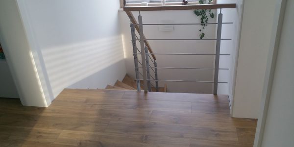 schody, schody na mieru, schodisko na mieru, samonosne schody, realizacia schodiska, sklenené zabradlie, kovové zábradlie, rekomplett, trnava, rekonštrukcia bytu