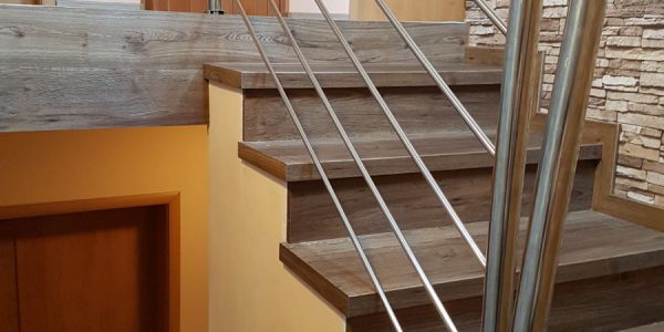 schody, schody na mieru, schodisko na mieru, samonosne schody, realizacia schodiska, sklenené zabradlie, kovové zábradlie, rekomplett, trnava, rekonštrukcia bytu