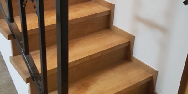 schody, schody na mieru, schodisko na mieru, samonosne schody, realizacia schodiska, sklenené zabradlie, kovové zábradlie, rekomplett, trnava, rekonštrukcia bytu