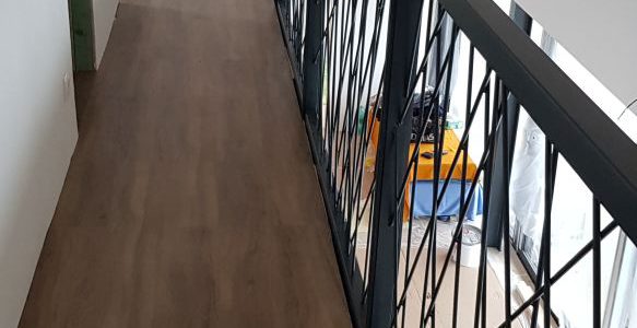 schody, schody na mieru, schodisko na mieru, samonosne schody, realizacia schodiska, sklenené zabradlie, kovové zábradlie, rekomplett, trnava, rekonštrukcia bytu