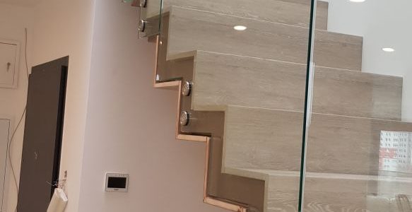 schody, schody na mieru, schodisko na mieru, samonosne schody, realizacia schodiska, sklenené zabradlie, kovové zábradlie, rekomplett, trnava, rekonštrukcia bytu