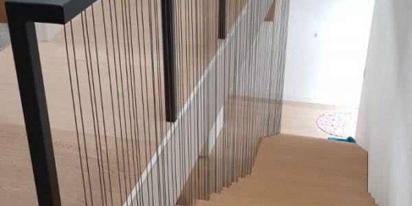 schody, schody na mieru, schodisko na mieru, samonosne schody, realizacia schodiska, sklenené zabradlie, kovové zábradlie, rekomplett, trnava, rekonštrukcia bytu